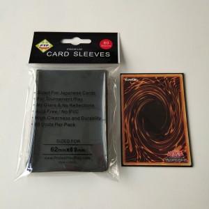 日本の小型サイズ遊戯王カードデッキガードマットゲーミングカードスリーブ62X89mm